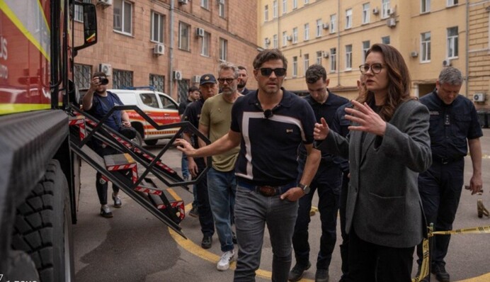 Міша Коллінз, який приїхав до Києва, оголосив про збір на машину розмінування для рятувальників