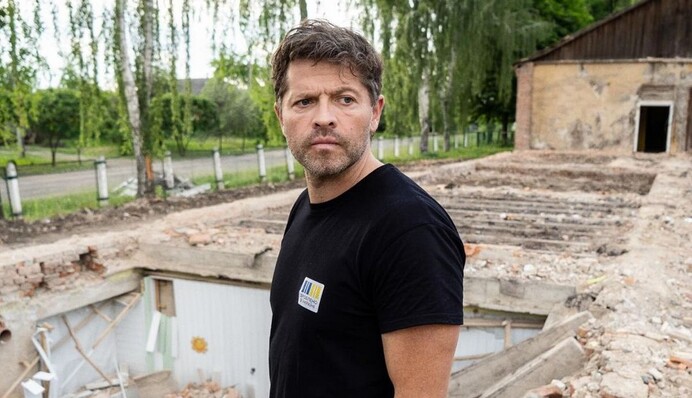 Близко к фронту: Миша Коллинз побывал в Сумской области и восхитился стойкостью украинцев