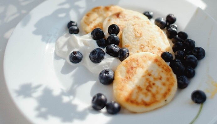 Идеальное сочетание: рецепт сырников из сладких сырков с банановой начинкой