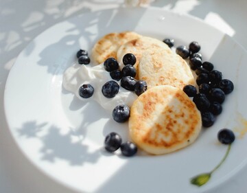 Идеальное сочетание: рецепт сырников из сладких сырков с банановой начинкой