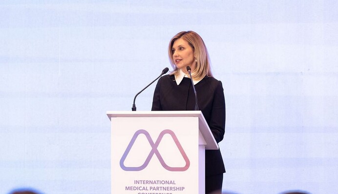 Олена Зеленська відвідала важливий захід в елегантному костюмі зі спідницею: новий образ першої леді