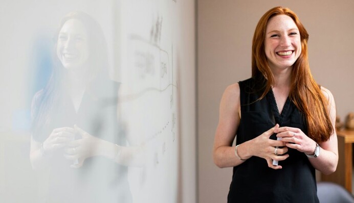 Полагаются на друзей: 4 знака Зодиака, которые строят карьеру благодаря связям