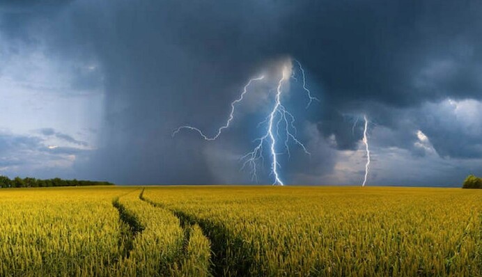 Блукаючі грози: яка погода буде в останні вихідні весни