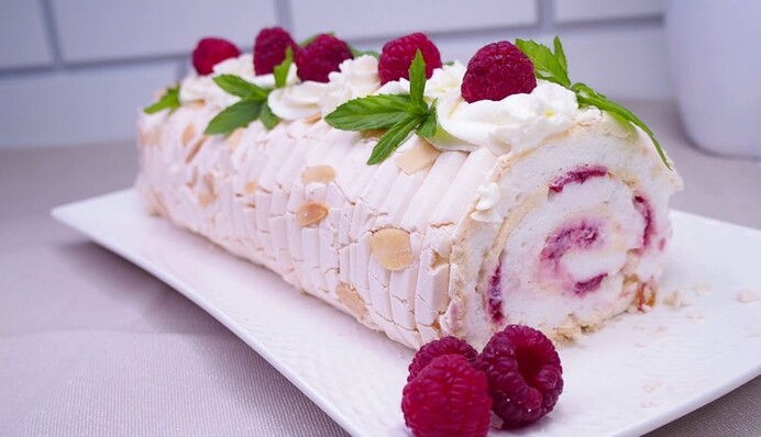 Меренговий рулет став кулінарним хітом: як приготувати ніжний десерт з ягідним курдом