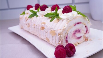 Меренговый рулет стал кулинарным хитом: как приготовить нежный десерт с ягодным курдом