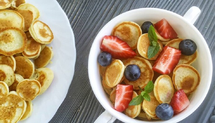 Простой рецепт к завтраку: как приготовить мини-панкейки с банановой начинкой