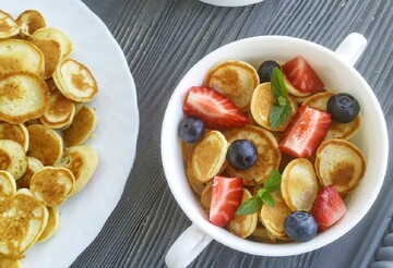 Простой рецепт к завтраку: как приготовить мини-панкейки с банановой начинкой