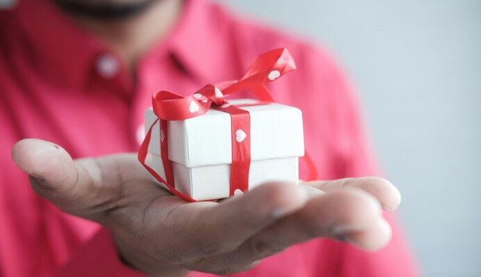 Від Рака до Козерога: які знаки Зодіаку виражають почуття подарунками
