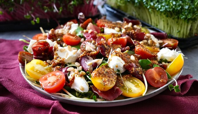 Изысканный рецепт летнего салата: как приготовить с прошутто, помидорами и сливочным сыром