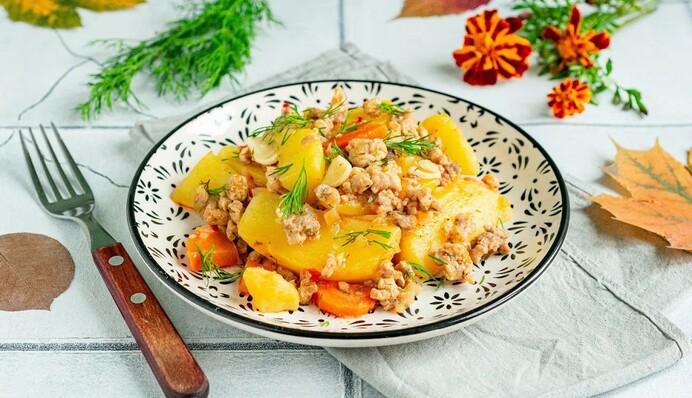 Рецепт тушеного картофеля с фаршем и овощами: как приготовить питательное блюдо