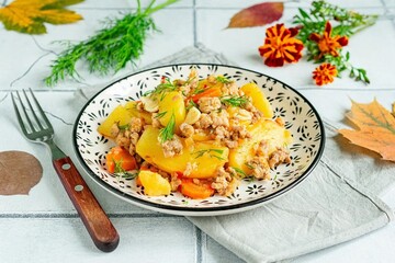 Рецепт тушеного картофеля с фаршем и овощами: как приготовить питательное блюдо