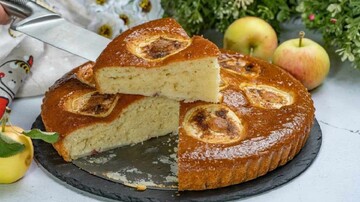 Как приготовить пышный пирог с яблоками и клубникой: простой рецепт