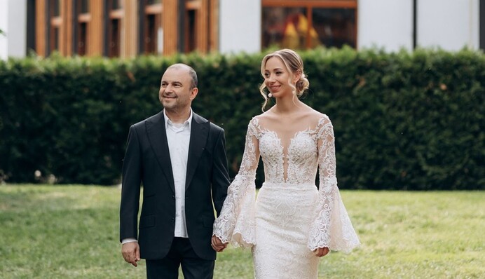 Молода дружина Віктора Павліка влаштувала йому романтичний сюрприз з нагоди річниці весілля: фото