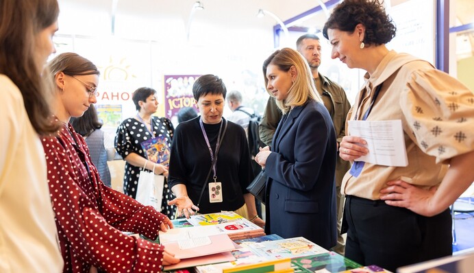 Сожженные книги пахнут горем: первая леди Украины рассказала, что приобрела на 