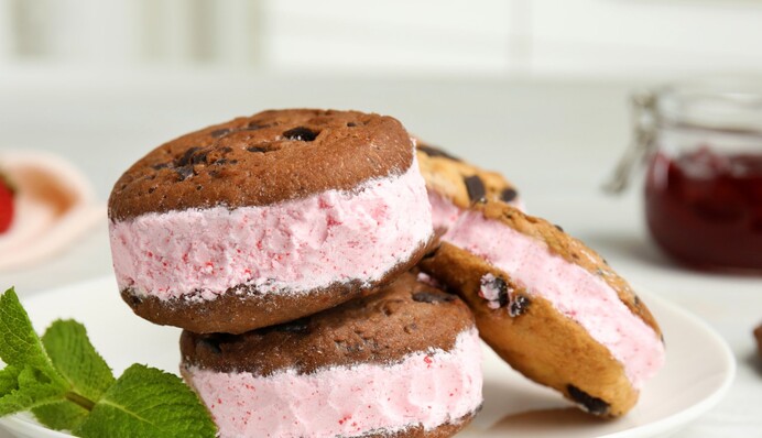Как приготовить клубничное мороженое-сэндвич из трех ингредиентов: простой рецепт
