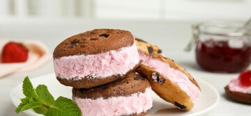 Как приготовить клубничное мороженое-сэндвич из трех ингредиентов: простой рецепт