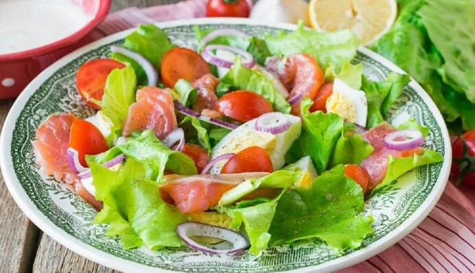 Легкое блюдо летнего меню: готовим вкусный салат с семгой, яйцом и помидорами