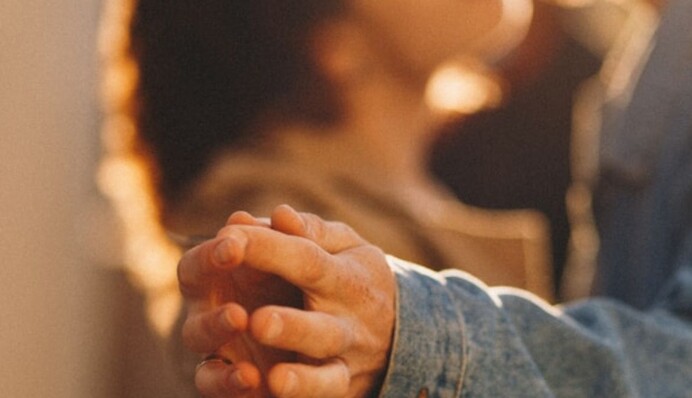 Різниця у віці їх не лякає: які знаки Зодіаку обирають партнерів старших за себе