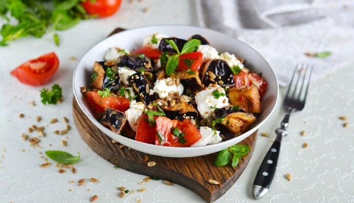 Як приготувати смачний салат із запечених овочів: корисний рецепт сезонної страви