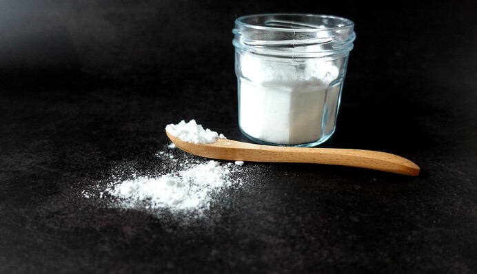 Обычная пищевая сода пригодится в саду и на огороде: чем она полезна