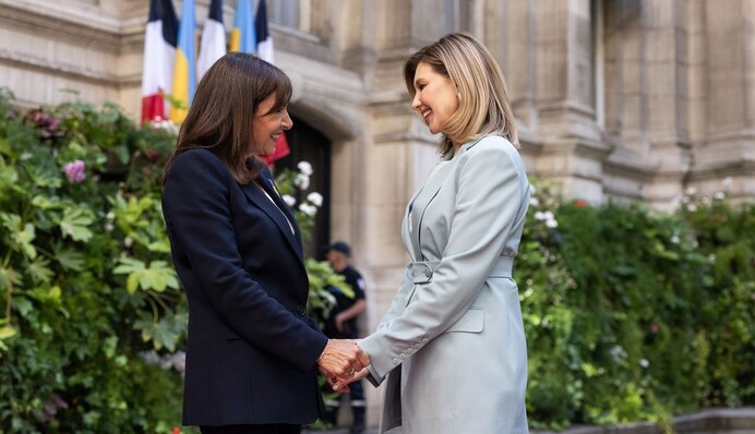 Олена Зеленська у стильному костюмі модного відтінку зустрілася з мером Парижа: фото