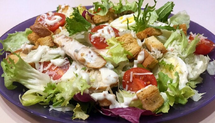 Самый популярный в мире салат: как приготовить Цезарь с вкусной заправкой
