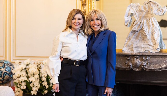 Олена Зеленська у вишитій сорочці і модних палаццо зустрілася з Бріжит Макрон