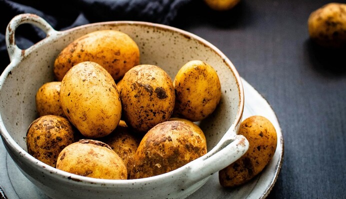 Чистить не нужно: запекаем целый молодой картофель в духовке с чесноком