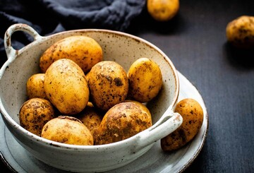 Чистить не нужно: запекаем целый молодой картофель в духовке с чесноком