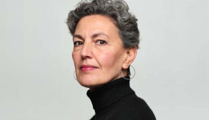 Тянет лицо вниз: визажист назвала ошибку в макияже, которая добавляет возраст