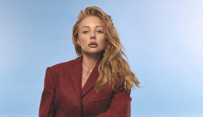 Вся в белом: Тина Кароль на концерте солистки The Hardkiss блеснула платьем за кругленькую сумму