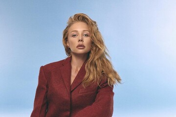 Вся в белом: Тина Кароль на концерте солистки The Hardkiss блеснула платьем за кругленькую сумму