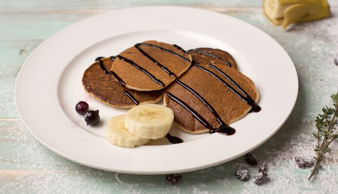 Ідеальний сніданок нашвидкуруч: готуємо сирні панкейки, які виходять ніжними і пухкими