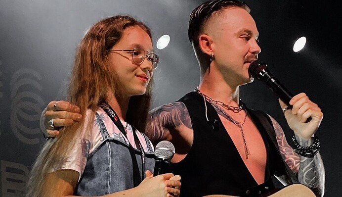 Героїчний вчинок: на концерті Пивоварова українка попрощалася із довгим волоссям заради допомоги ЗСУ