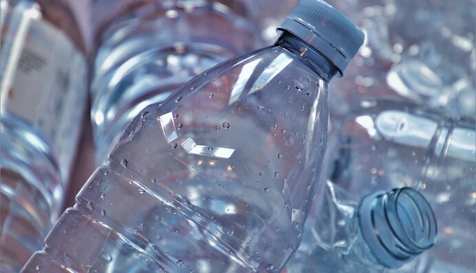 Невероятный лайфхак для полива растений, на который не нужно тратить средства