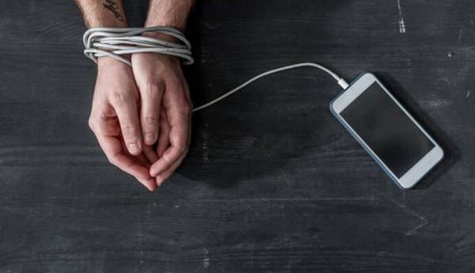 Постоянно сидят в телефоне: какие знаки Зодиака зависимы от соцсетей