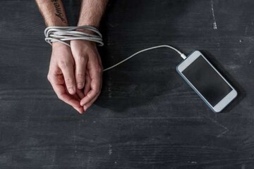 Постоянно сидят в телефоне: какие знаки Зодиака зависимы от соцсетей