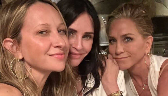 Незалежна у найпрекраснішому сенсі: Дженніфер Еністон привітала Кортні Кокс із 60-річчям