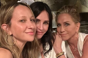 Независима в самом прекрасном смысле: Дженнифер Энистон поздравила Кортни Кокс с 60-летием