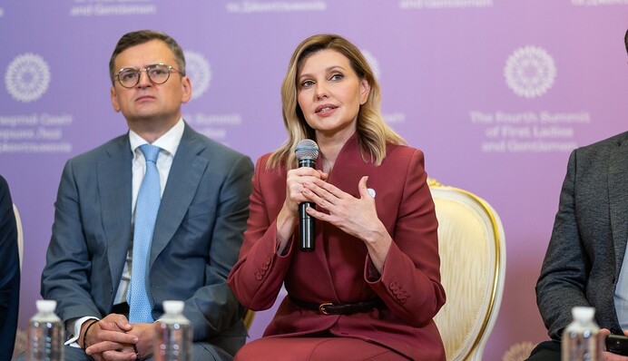 Елена Зеленская появилась на пресс-конференции в бордовом костюме с юбкой: новый образ первой леди