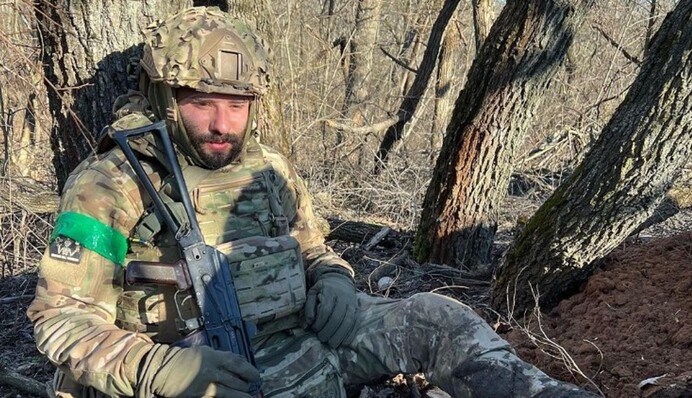 Раненный на фронте артист из «Лиги смеха» посетил Межигорье и пошутил о Януковиче