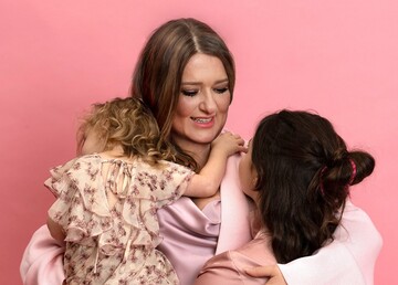 Дети счастливы: Наталья Могилевская показала приемных дочерей на редких кадрах