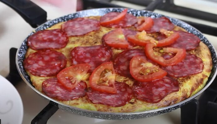 Вкусно, просто и никакого теста: как приготовить сочную кабачковую пиццу на сковороде
