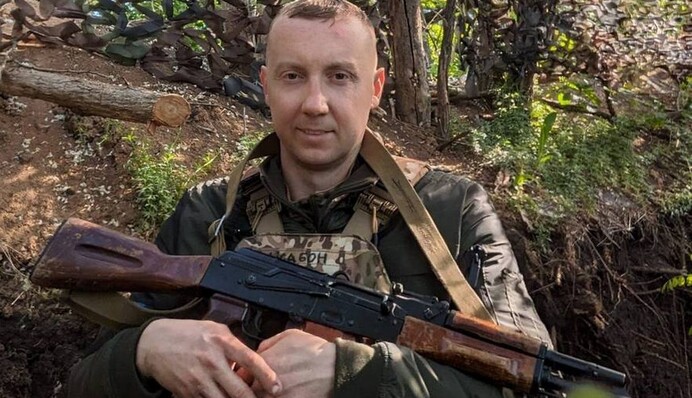 Писатель Станислав Асеев рассказал о ранении на фронте и показал осколок, который извлекли врачи