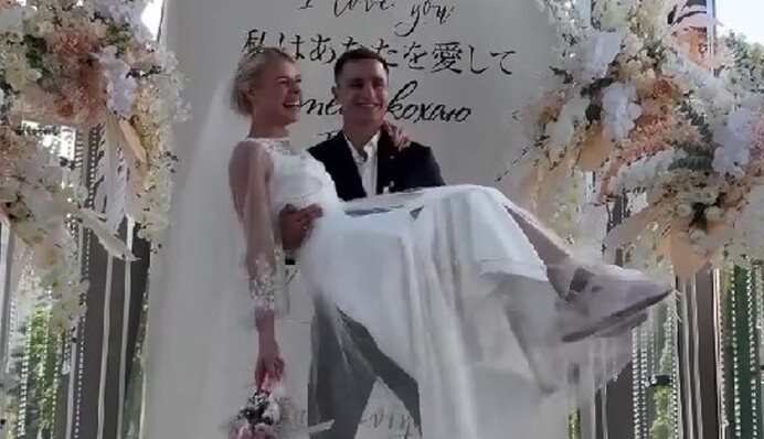 Легкоатлетка Юлия Левченко вышла замуж в кроссовках