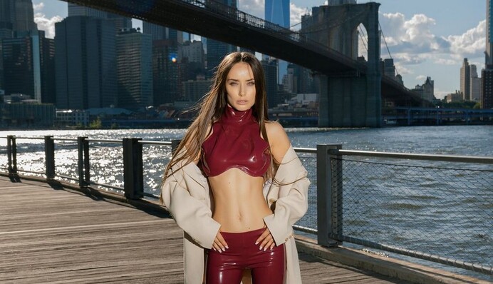 Ксенія Мішина в латексному костюмі назвала плюси і мінуси Америки
