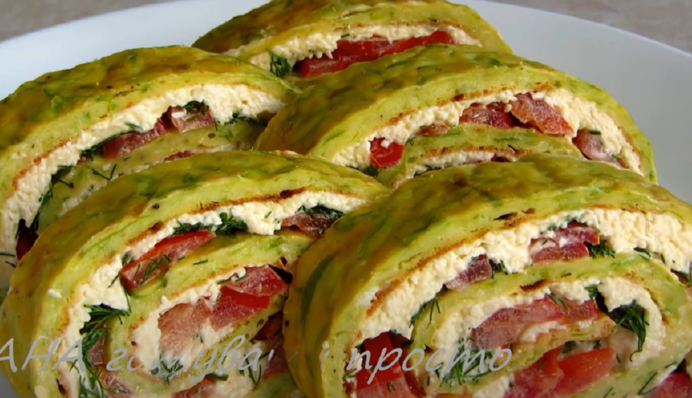 Так кабачки вы еще не готовили: рецепт легкого рулета с сырками