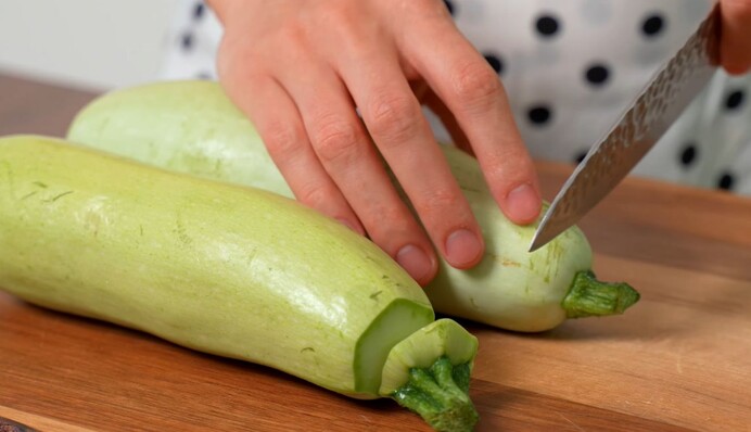 Ленивая кабачковая пицца на сковороде: так быстро вы еще не готовили