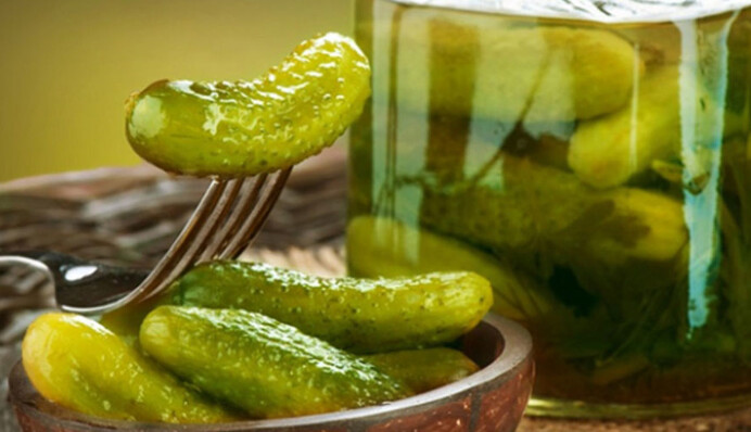 Разлетаются с тарелки за минуту: удачный рецепт маринованных корнишонов без стерилизации
