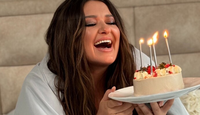 Могилевська в день свого 49-річчя показала названих доньок і розчулила зверненням до коханого